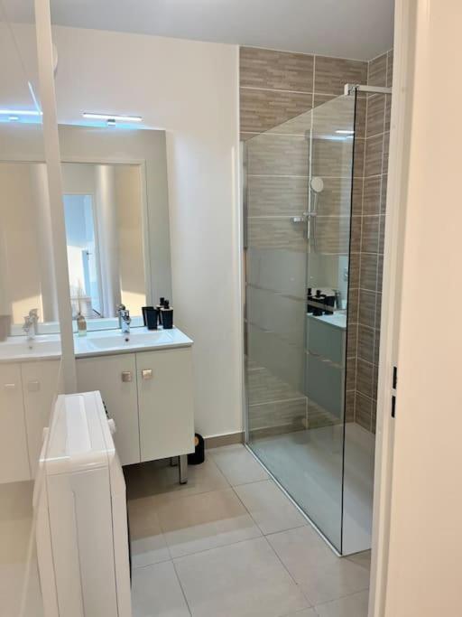 Superbe Appartement Neuf Dans Residence Familiale Aux Portes De Paris Avec Parking 이브리쉬르센 외부 사진